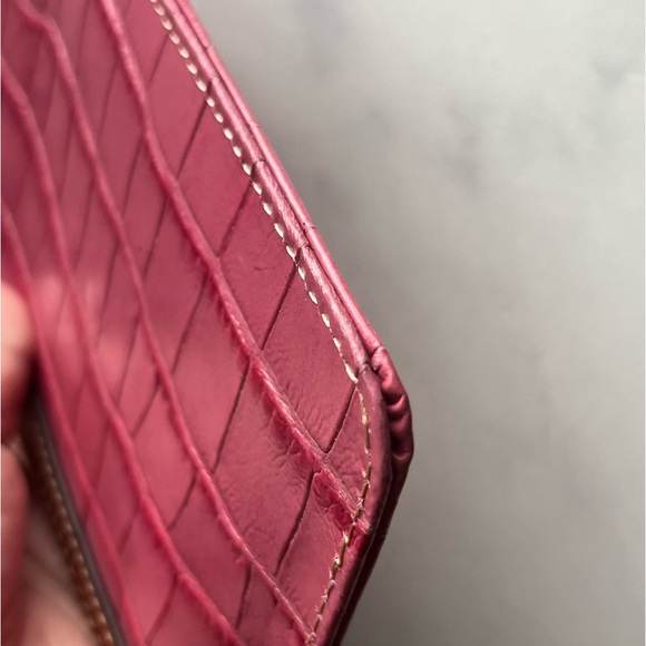 EUC Dooney & Bourke Pink Croc Embossed Slim Wristlet Clutch Purse - Picture 11 of 16